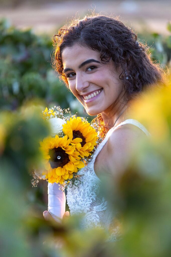 Noiva sorridente com girassóis
