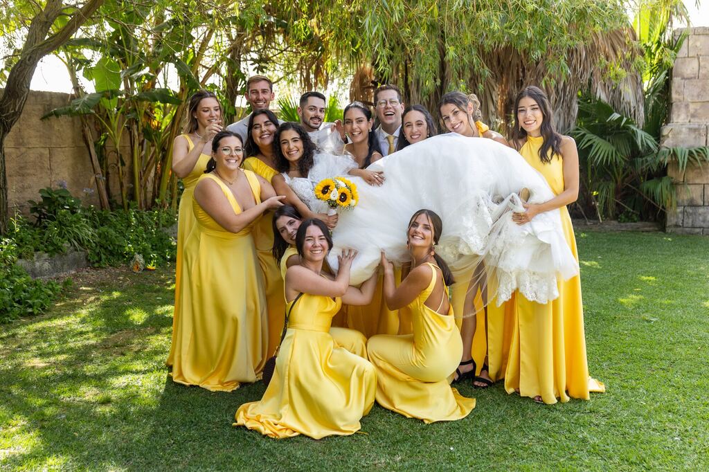 Damas de honor a segurar a noiva